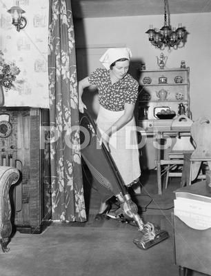 Woman doing housework with a vacuum cleaner Stock Photos #AD ,#vacuum#housework#Woman#Photos Vacuum Cleaner Ads, Vintage Homemaker, 50's Housewife, Farmhouse Kitchen Vintage, American Housewife, American Advertising, Kitchen Cottage, Happy Housewife, Vintage Housewife