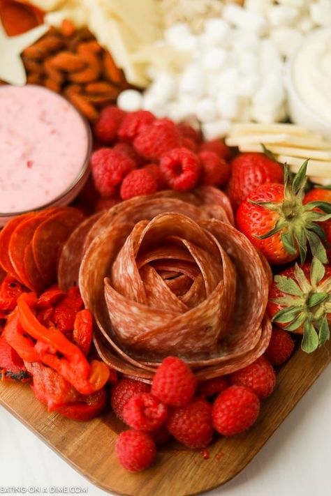 How to make a Salami Rose - Eating on a Dime Meat Roses, Christmas Diy Snacks, Salami Rose, Snack Trays, Healthy Party Food, Recipes Air Fryer, Recipes Instant Pot, Wedding Appetizers, Diy Snacks