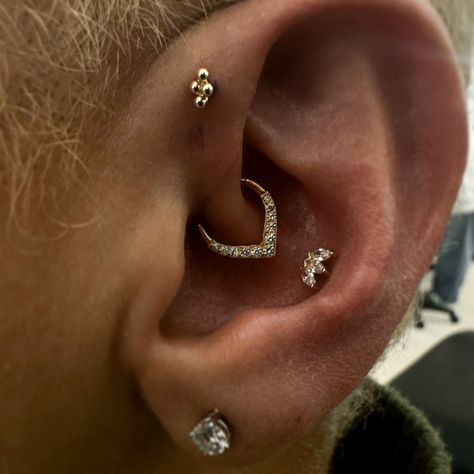 The PERFECT three for Thursdays combo with these conch, daith, and forward helix piercings 🤩3️⃣  Pierced by @piercernomercy_  Soho, Union Square, and Williamsburg  11AM-9PM 7 DAYS A/W🕘 WALK-INZ OR BOOK ONLINE..📕 TATTOOS & PIERCINGS, NO ATTITUDE, NO MISERABLE HOOPS TO JUMP THROUGH....🚫 WALK-INZ WELCOME OR BOOK ONLINE AT ⚔️livebytheswordtattoo.com⚔️ . . . . #livebythesword #conchpiercing #daithpiercing #forwardhelix #earcuration Conch Forward Helix Piercing, Daith Conch Combo, Conch And Forward Helix Piercing, Conch And Daith Piercing, Forward Helix Piercing Ideas, Double Forward Helix Piercing, Earring Combinations, Forward Helix Piercings, Conch Ear Piercing