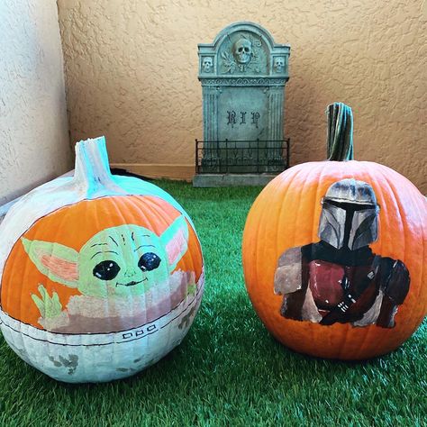 Grogu Pumpkin Painting, Mandalorian Pumpkin Painting, Baby Yoda Pumpkin Painting, Pumpkin Painting Ideas Star Wars, Star Wars Painted Pumpkins, Yoda Pumpkin Painting, Star Wars Pumpkin Painting, Baby Yoda Pumpkin Carving, Mandalorian Pumpkin