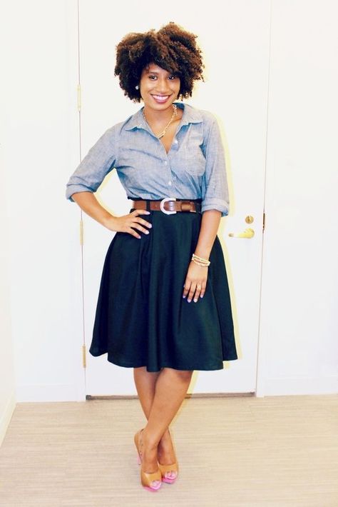 Disguise bigger hips and thighs with a full skirt. A wide hemline makes you waist look tiny, while the swishy, pleated skirt skis over curvy hips. It’s a win-win option! 🙌 Chambray Shirt Outfits, Rok Midi, Teacher Outfits, Outfit Combinations, Chambray Shirt, Work Attire, Fashion Mode, Looks Style, Mode Inspiration