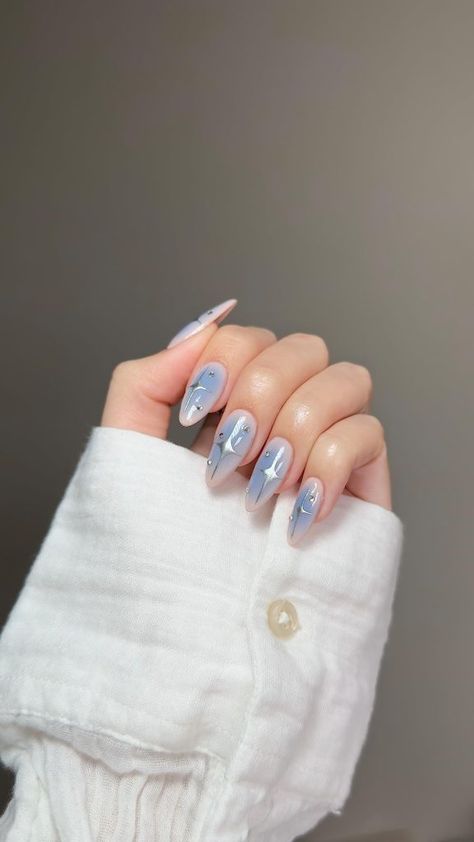 Nails With Silver Jewelry, Silver Xmas Nails, Nails Blue Silver, Silver And Blue Nail Designs, Blue Bubble Nails, Smokey Blue Nails, Christmas Aura Nails, Gel Nails Silver, Blue Nails With Silver