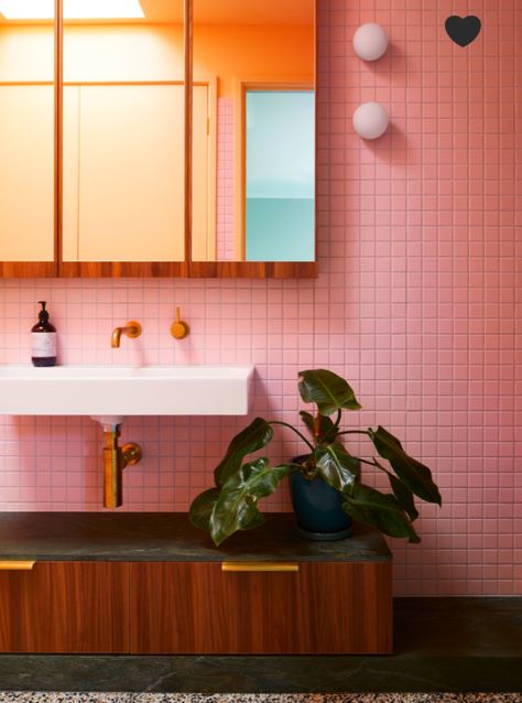 Blue Mid Century Bathroom, Colorful Mid Century Modern Living Room, Mid Century Modern Bathroom, Mid Century Interior, Basement Reno, Mid Century Bathroom, Mid Modern, Pink Tiles, Modern Tiles