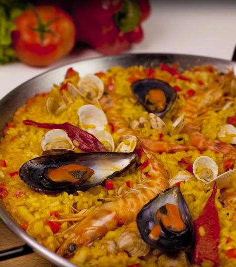 Paella de marisco, la mejor receta para un fin de semana de confinamiento Paella Recipe Seafood, Gallo Pinto, Around The World Food, Seafood Paella, Paella Recipe, Spain Food, Spanish Cuisine, Spanish Food, Best Recipe