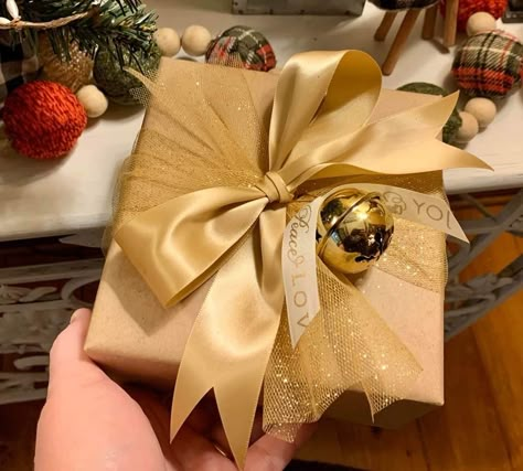 Gold Wrapped Gifts, Gold Gift Wrapping Ideas, Christmas Gift Wrapping Bows, Dollar Tree Diy Projects, Gold Christmas Wrapping, Beautiful Christmas Wrapping, Christmas Gift Wrapping Diy, Dollar Tree Gifts, Christmas Gift Hampers