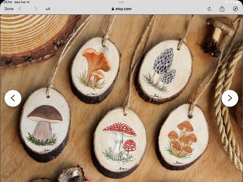 Wood Slabs Crafts, Dried Mushroom Crafts, Forest Christmas Ornaments, Round Wood Ornaments Ideas Diy, Christmas Art Gift Ideas, Cottage Core Jewelry Aesthetic, Ornament Wood Slices, Woodland Crafts For Adults, Wood Cookie Art