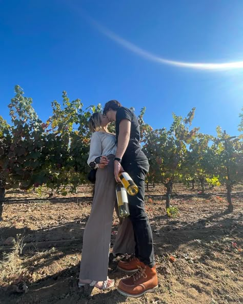 girl and boy kissing in vineyard California Vineyard Aesthetic, Wine Couple Aesthetic, Secretly Yours Tessa Bailey, Winery Photo Ideas, Couple Vineyard, Clio Evans, Winery Aesthetics, Wine Tasting Date, Vineyard Pictures