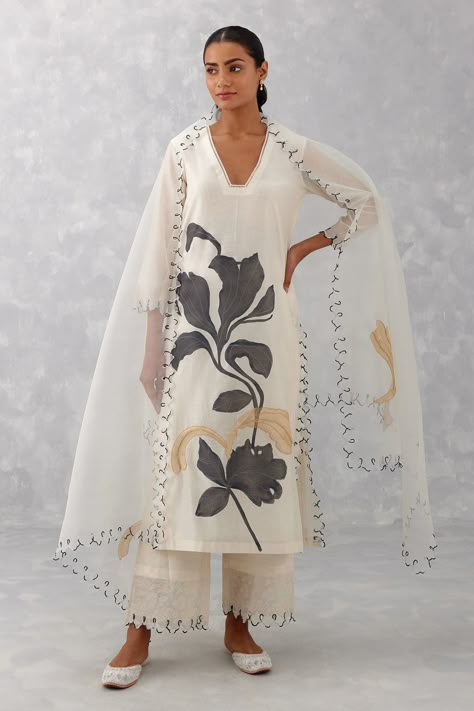 Shop for these amazing collections of Ivory Silk Chanderi Hand Painted Floral Pattern Kurta Palazzo Set For Women by Devnaagri online at Aza Fashions. New Party Wear Dress, Dress Designs For Girls, Kurta Palazzo Set, Fabric Painting On Clothes, Kurti Patterns, Simple Kurti Designs, Fancy Kurti, Hand Painted Sarees, Pakistani Dresses Casual