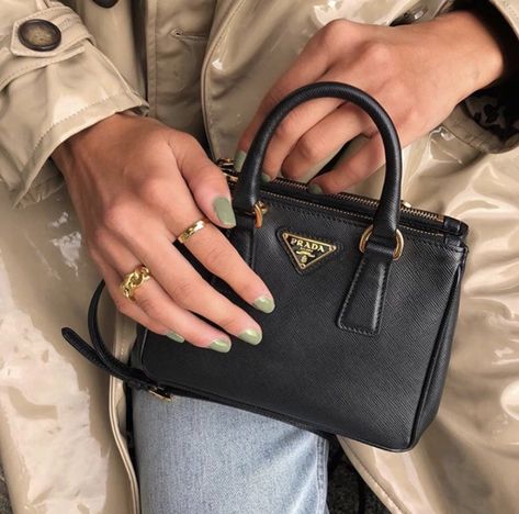 ˗ˏˋpin: gracceolivia ˊˎ˗ Luxury Wishlist, Bags Inspiration, Bag Prada, Closet Goals, Luxury Purses, Pretty Bags, Cute Purses, Prada Handbags, Givency Antigona Bag