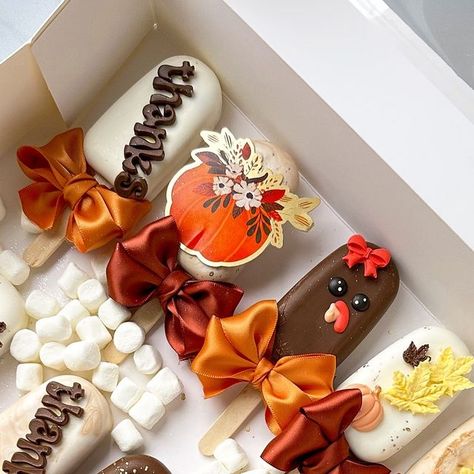 @xosimplysweeet on Instagram: "Thanksgiving cakesicles! 🦃🍁 • funfact - thanksgiving is my all time favorite holiday, this year I have a few party packages to do & I can't wait to post them! 🫶🏻 • • #thanksgiving #thanksgivingdinner #thanksgivingdesserts #thanksgivingtreats #treatmaker #treatboxes #treatbox #statenisland #statenislandny #statenislandcakes" Thanksgiving Rice Krispies, Cakesicles Thanksgiving, Thanksgiving Cakesicles Ideas, Thanksgiving Cakesicles, Thanksgiving Cakepops, Dessert Business, Dipped Marshmallows, Chocolate Dipped Marshmallows, Thanksgiving Treats