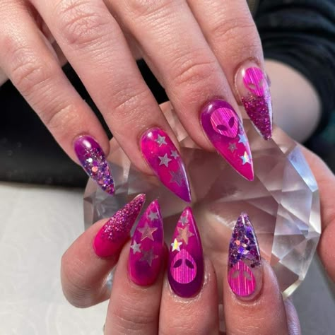 Nail art by country Beauty😍 Pink Alien Nails, Alien Aesthetic Nails, Silver Alien Nails, Ufo Nails, Alien Nails Design, Pink Futuristic Nails, Alien Nails, Acrylic Nails At Home, Witch Nails