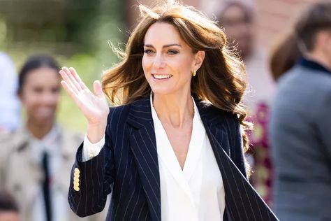 Kate Middleton Shares How Help Those Affected by Addiction in New Message Style Kate Middleton, Pinstriped Suit, Düşes Kate, Looks Kate Middleton, Prins William, Princess Kate Middleton, Middleton Style, Gareth Bale, Catherine Middleton