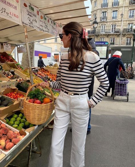 Femme Fatale on Instagram: “Jour de marché 🍊🍎🥕 @mariellehaon” Style Parisian Chic, Stripy Tops, Models Off Duty Style, Parisian Women, Jumper Outfit, Stripe Outfits, Couture Designers, 가을 패션, Style Chic