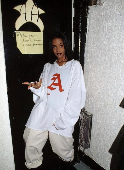 Aaliyah (1995) Aaliyah Outfits, Look Hip Hop, Tomboy Stil, Looks Hip Hop, Aaliyah Style, Outfit Essentials, 90s Inspired Outfits, Fest Outfits, 90s Hip Hop Fashion