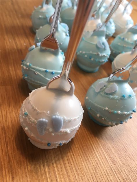 Baby foot cake pops Gender Reveal Cake Pops, Baby Cake Pops, Blue Cake Pops, Rose Cake Pops, Cake Pop Designs, Pop Cakes, Baby Shower Sweets, Baby Shower Cake Pops, Baby Shower Treats