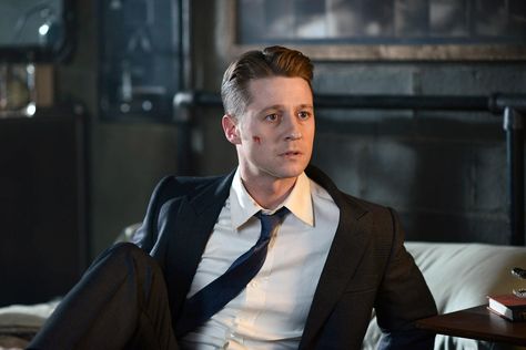 Jim Gordon Gotham, Benjamin Mckenzie, James Gordon, Tv Detectives, Ben Mckenzie, Jim Gordon, Gotham Tv, Comic Villains, Dc Movies