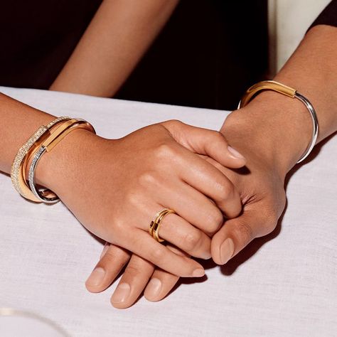 Tiffany And Co Rings, Tiffany And Co Bracelet, Bracelets Charm, Tiffany Bracelets, Online Gold Jewellery, Stackable Bangles, International Jewelry, Tiffany Jewelry, Yellow Gold Jewelry