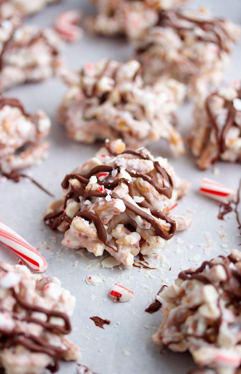 White Chocolate Pretzel Clusters, White Chocolate Pretzel Bark, Peppermint Pretzel Bark, Yule Recipes, Peppermint Pretzel, Crushed Candy Cane, White Chocolate Pretzels, Peppermint Recipes, White Almond Bark