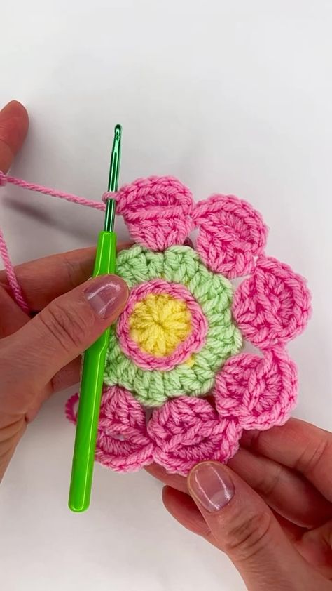 Instagram Crochet Flower Coaster, Paw Crochet, 3d Crochet, Crochet Washcloth Pattern, Crochet Applique Patterns Free, Flower Coaster, Granny Square Crochet Patterns Free, Crochet Tutorial Pattern, Crochet Flowers Free Pattern