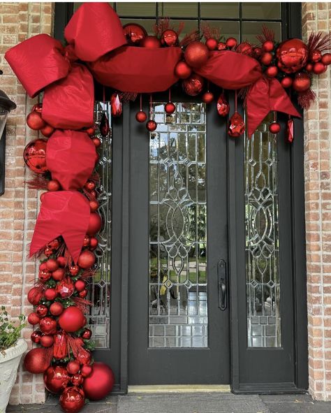 Classy Red Christmas Decor, Posada Decorations, Christmas Stairs Decorations Railings, Christmas Decor Ideas Front Door, Holiday Diy Decor, Outdoor Christmas Ornaments, Christmas Balcony Ideas, Front Door Christmas Decor, Outside Christmas Decor