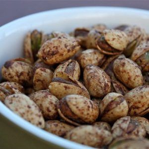 Spicy Pistachios Recipes, Seasoned Pistachios Recipes, Smoked Pistachios Recipe, Seasoned Pistachios, Roasted Pistachios Recipe, Pistachios Recipes, Smoker Ideas, Roasted Pistachios, Snacks Sweet