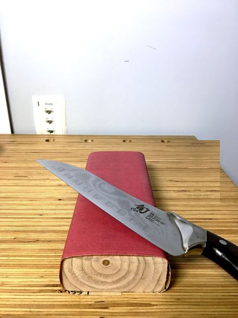 The Right Way to Sharpen Kitchen Knives Sharpening Kitchen Knives, Pioneer Skills, Knife Sharpening Jig, Clamp Storage, Knife Making Tools, Diy Knife, Knife Skill, Billy Buttons, Astuces Diy