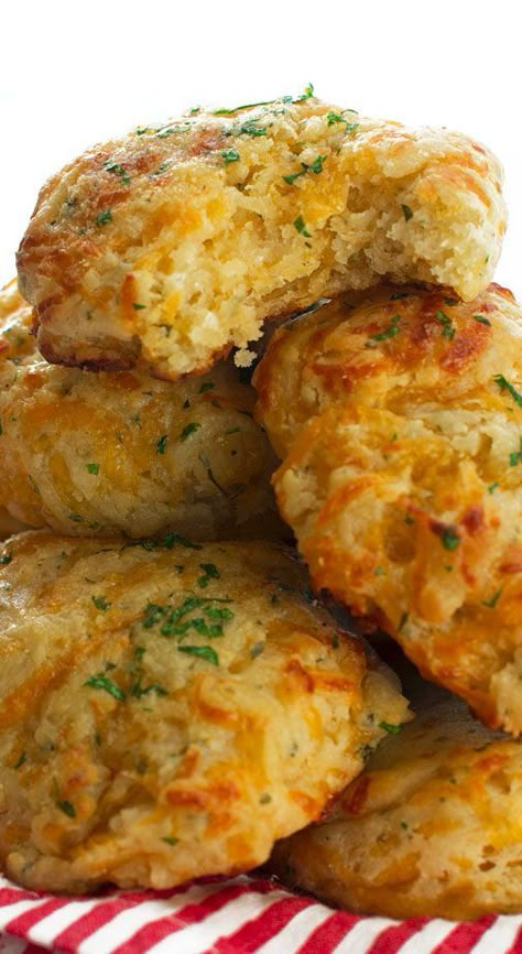 Red Lobsters, Cheddar Bay Biscuits, Cheddar Biscuits, Buttermilk Recipes, Biscuit Bread, Biscuit Rolls, Homemade Biscuits, Red Lobster, Bread Recipes Homemade