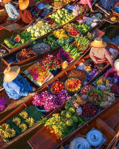 Where Am I? 👇👇👇 FOLLOW TO EXPLORE MORE EXCITING DESTINATIONS 🔥🔥🔥 Up To 30% Off All Website Deals- Link In Bio One of the most iconic attractions in Thailand is the Damnoen Saduak Floating Market. Here, vendors paddle their boats along the canals, selling local food, fresh fruits, and unique items. Don’t miss trying warm coconut pancakes, pad thai, boat noodles, and classic mango sticky rice as you float along the slender waterways. The traditional wooden houses on stilts add to the charm of ... Thailand Boat Market, Damnoen Saduak Floating Market, Thailand Flag Aesthetic, Fruit Boat, Houses On Stilts, Thai Aesthetic, Thailand Floating Market, Thai Boat, House On Stilt