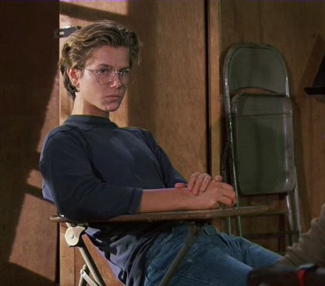 River Phoenix 90s, 90s Films, 90s Men, River Phoenix, Reaction Gifs, Stickers Online, Pose Reference Photo, The 90s, Stand By Me