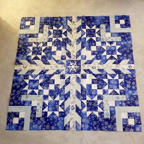 Jelly Snowflake Quilt Pattern & Tutorial Snowflake Quilt Pattern, Free Quilt Patterns Printables, Winter Quilts Patterns, Blue Quilt Patterns, Snowflake Quilt, Simple Snowflake, Jelly Roll Quilt Patterns, Quilt Square Patterns, Jelly Rolls