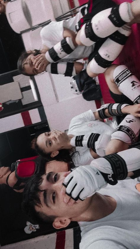 Taekwondo Aesthetic, Brown Eyes Aesthetic, Taekwondo Girl, Karate Training, Karate Martial Arts, Snap Friends, Art Friend, Boxing Workout, Cute Selfies Poses