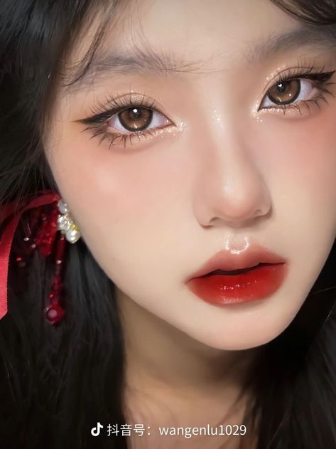 Douyin Fox Eye, Japanese Look Makeup, Chinese Prom Makeup, Red Japanese Makeup, Burgundy Douyin Makeup, Fiercely Cute Makeup, Douyin New Year Makeup, Chinese Red Makeup, Red Eyeshadow Douyin