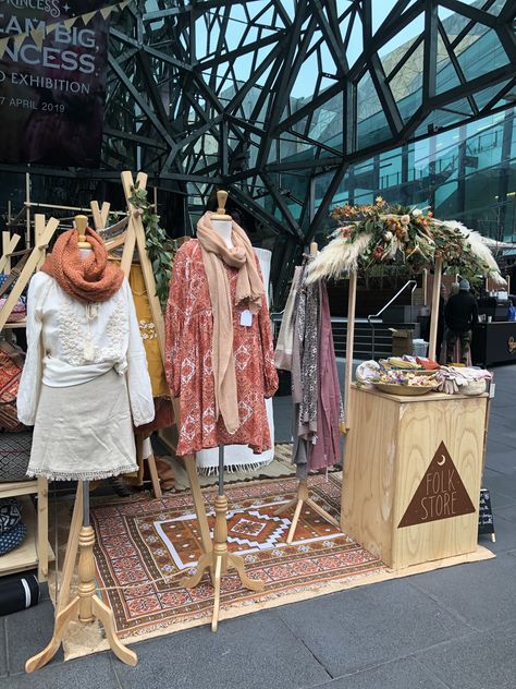 Stall Display Ideas, Vintage Clothing Display, Clothing Booth Display, Market Stall Display Ideas, Craft Booth Design, Market Tent, Boutique Store Displays, Market Stall Display, Boho Store