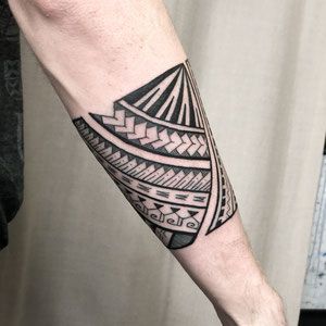 Samoan tattoo - Rod Medina Tattoo Geometric Armband Tattoo, Compass Tattoos Arm, Polynesian Leg Tattoo, Leg Band Tattoos, Card Tattoo Designs, Uv Tattoo, Forearm Band Tattoos, Band Tattoo Designs, Samoan Tattoo