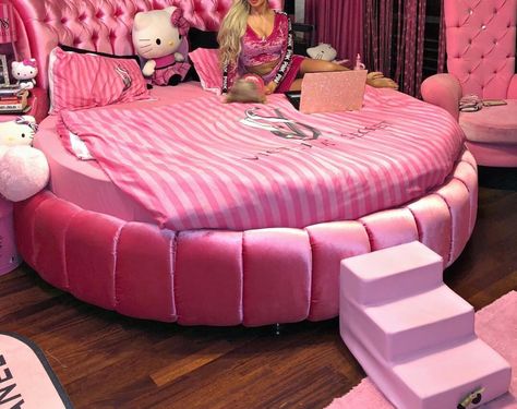 2000s Room Aesthetic Pink, Hot Pink Room Ideas, Pink Y2k Room, Trashy Y2k Room, 2000s Room Decor, 2000s Room, Circle Bed, Y2k Bedroom, Trashy Mcbling