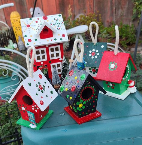 Christmas birdhouse ornaments #Christmascrafts #paintedbirdhouses Holiday Birdhouses, Birdhouse Painting, Christmas Birdhouse, Birdhouse Ornaments, Horizontal Fence, Bird Houses Painted, Birdhouse Designs, Christmas Bird, Dot Art