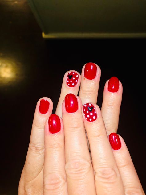 Simple Disney Nails Short, Disney Gel Nails, Polka Dot Nail Art Designs, Simple Disney Nails, Disney World Nails, Disney Themed Nails, Dot Nail Art Designs, Disneyland Nails, Hawaii Nails