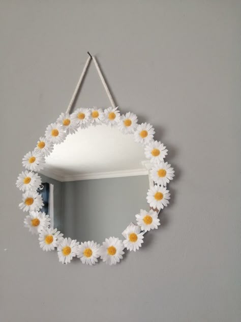 Spiegel Diy, Mirror Decor Ideas, Easy Room Decor, Diy Room Decor For Teens, Easy Diy Room Decor, Hiasan Bilik Tidur, Flower Mirror, Mirror Crafts, Cute Diy Room Decor