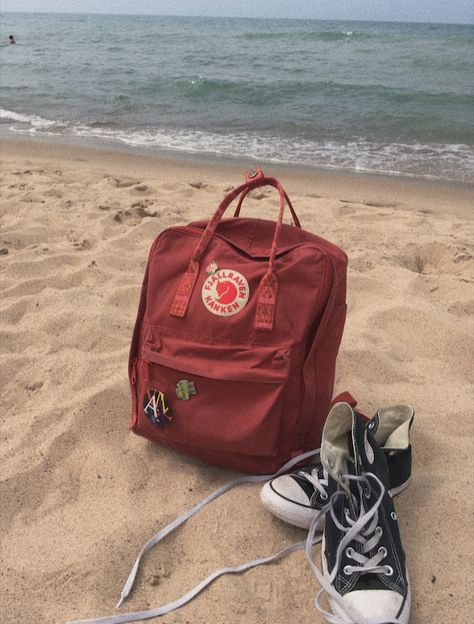 Red Kanken Aesthetic, Red Kanken Backpack, Fjallraven Kanken Aesthetic, Kanken Aesthetic, Backpack Fjallraven, Red Can, Aesthetic Backpack, Aesthetic School, Red Backpack