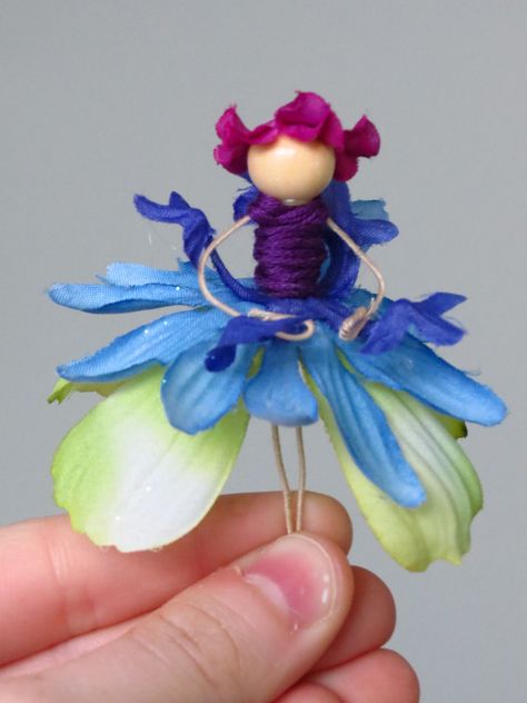 How to make flower fairies  http://thelemonzestblog.wordpress.com/2012/04/10/how-to-make-flower-fairies/ Fairy Kit, Fairy Crafts, Diy Fairy, Fairy Parties, Fairy Garden Diy, Flower Fairies, Miniature Fairy, Miniature Fairy Gardens, Flower Fairy