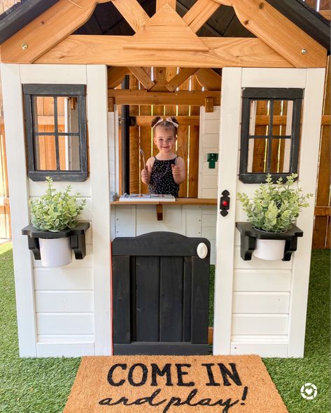 Check out how to create this Modern Farmhouse Playhouse for your own child! Farmhouse Playhouse, Diy Kids Playhouse, Wood Playhouse, Playhouse Ideas, Diy Playhouse, Backyard Playhouse, Playhouse Outdoor, Wooden Playhouse, Backyard Playground