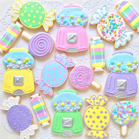 Cookies with Love - Alexa on Instagram: “#throwbackthursday 🍭🍬🍭. I made these more than a year ago. I haven't had the time to bake 😥. #candyland #candylandparty #candycookies…” Candy Theme Cookies Decorated, Candy Land Cookies Decorated, Candy Land Theme Cookies, Candyland Theme Cookies, Lollipop Cookies Decorated, Candy Land Cookies, Candyland Cookies Decorated, Candy Land Theme Cake, Candyland Cookies