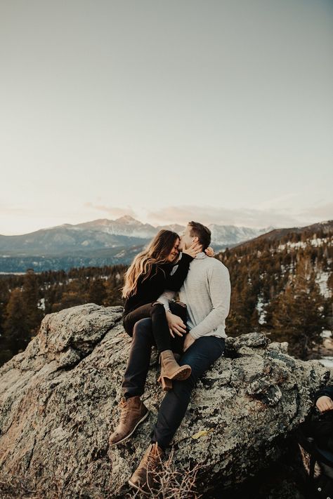 Couple Travel Photos, Mountain Photoshoot, Mountain Couple, Mountain Engagement Photos, Couples Outfit, Hiking Pictures, Cute Couple Quotes, Speed Dating, Couple Photoshoot Poses