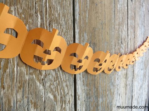 Paper Chain Halloween Decorations, Halloween Paper Chains Decor, Pumpkin Garland Diy Paper, Pumpkin Paper Garland, Halloween Paper Chain Links, Halloween Paper Chain, Halloween Paper Garland, Diy Garland Paper, Halloween Garlands