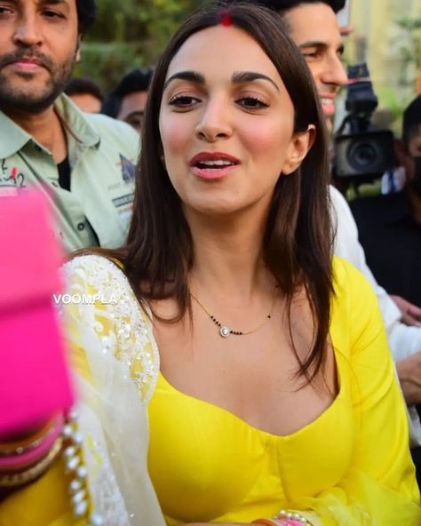 Kiara Advani Mangalsutra, Girl Meets World Cast, Brothers Movie, Bollywood Bridal, Sidharth Malhotra, Black Beads Mangalsutra, Black Beads Mangalsutra Design, Perfect Wife, Casual Indian Fashion