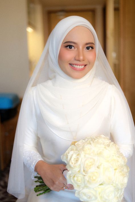 Hijab Styling For Wedding, Tunang Makeup, Bride Hijab Style, Malaysian Hijab, Makeup Nikah, Malaysian Wedding, Malay Wedding Dress, Muslim Wedding Photos, Wedding Hijab Styles