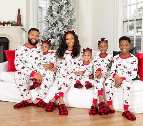 Black Family Christmas Pictures Pajamas, Family Pj Christmas Pictures, Family Christmas Pictures Pajamas, Christmas Pajama Pictures, Family Christmas Pictures Outfits, Christmas Pictures Outfits, Barbie Ponytail, Christmas Family Photoshoot, Holiday Traditions Family