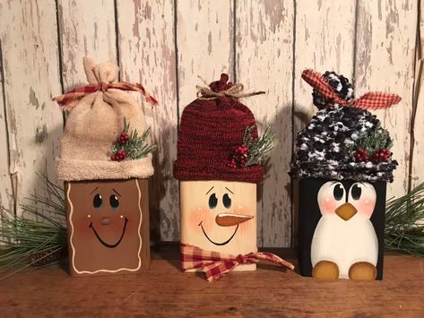 Primitive Winter Decor, 2x4 Crafts, Wooden Christmas Crafts, Snowman Decor, Tier Tray Decor, Christmas And Winter, Shelf Sitters, Winter Home, Christmas Signs Wood