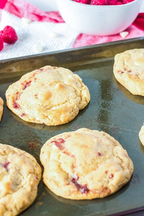 Rasberry Cheesecake Cookies, Subway Raspberry Cheesecake Cookies, Subway Cookie Recipes, Raspberry White Chocolate Cookies, Subway Cookies, Raspberry Cheesecake Cookies, Cheesecake Cookies Recipes, White Chocolate Raspberry Cheesecake, Raspberry Cookies