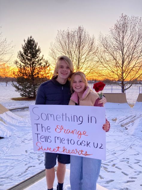 Boyfriend girlfriend by sunset. Holding a poster Something In The Orange Prom Proposal, Sweethearts Asking Ideas, Cute Sweethearts Dance Proposal, Sweet Hearts Dance Proposal, Sweethearts Dance Poster Ideas, Sweethearts Proposal Ideas, Sweetheart Proposals, Something In The Orange Hoco Proposal, Sweetheart Dance Proposals